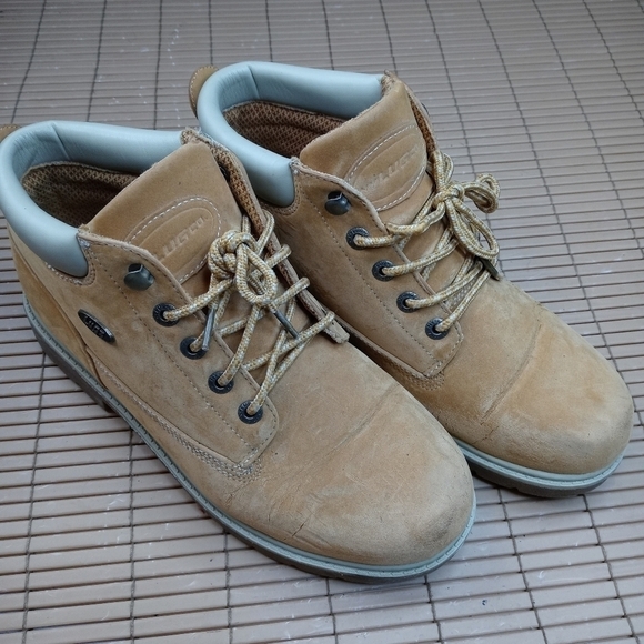 Lugz men\'s sz 11M lace tan ankle boots. 7431. Some flaking on toe-bend. See last main image 4